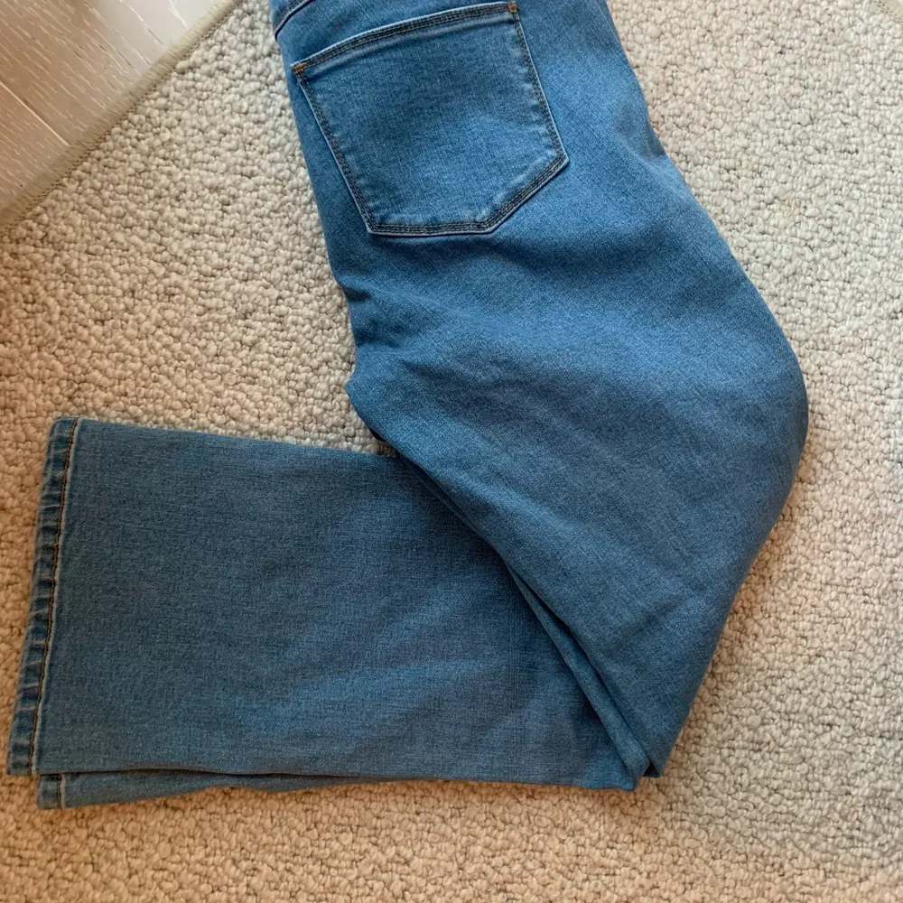 Använda en gång, flare modell nertill lite kortare ben. Stl M. Jeans & Byxor.