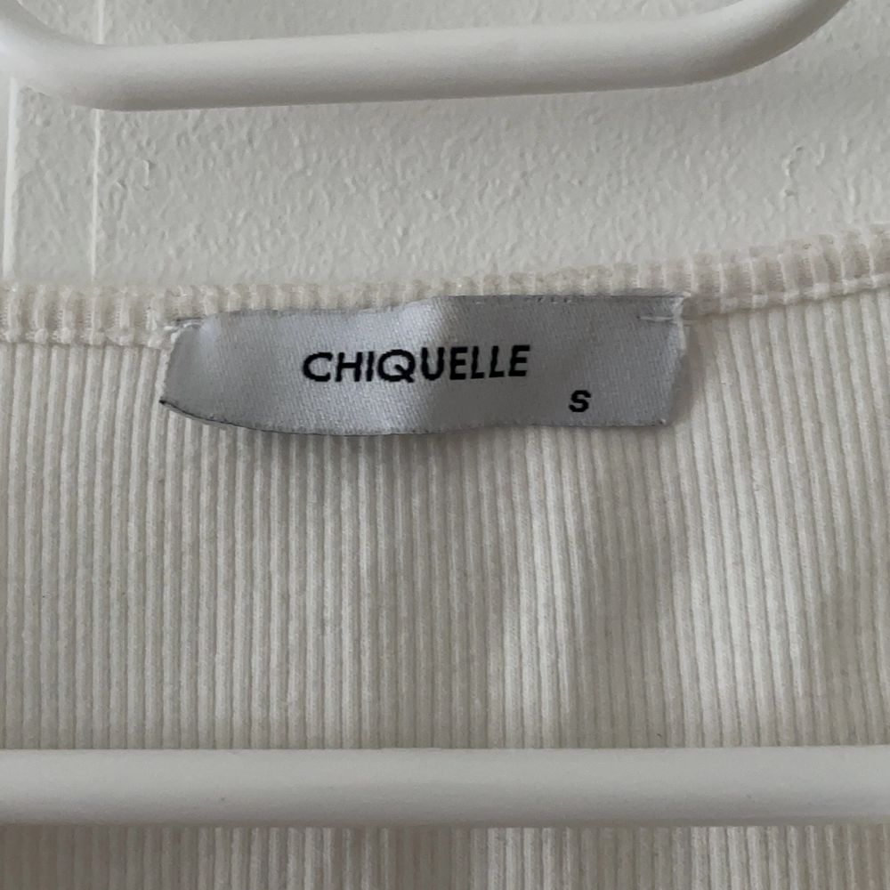 Säljer denna vita topp med knytning på sidorna🤍 köpt på Chiquelle i somras för 279 kr och har använt den ca. 3 gånger. Mitt pris: 150 kr✨ kan mötas i Stockholm annars står köparen för frakt!. Toppar.