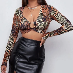 Topp, storlek Xs - Säljer denna fina topp i storlek Xs, endast tvättad och testad. 85kr + 45kr frakt. Tar endast Swish!