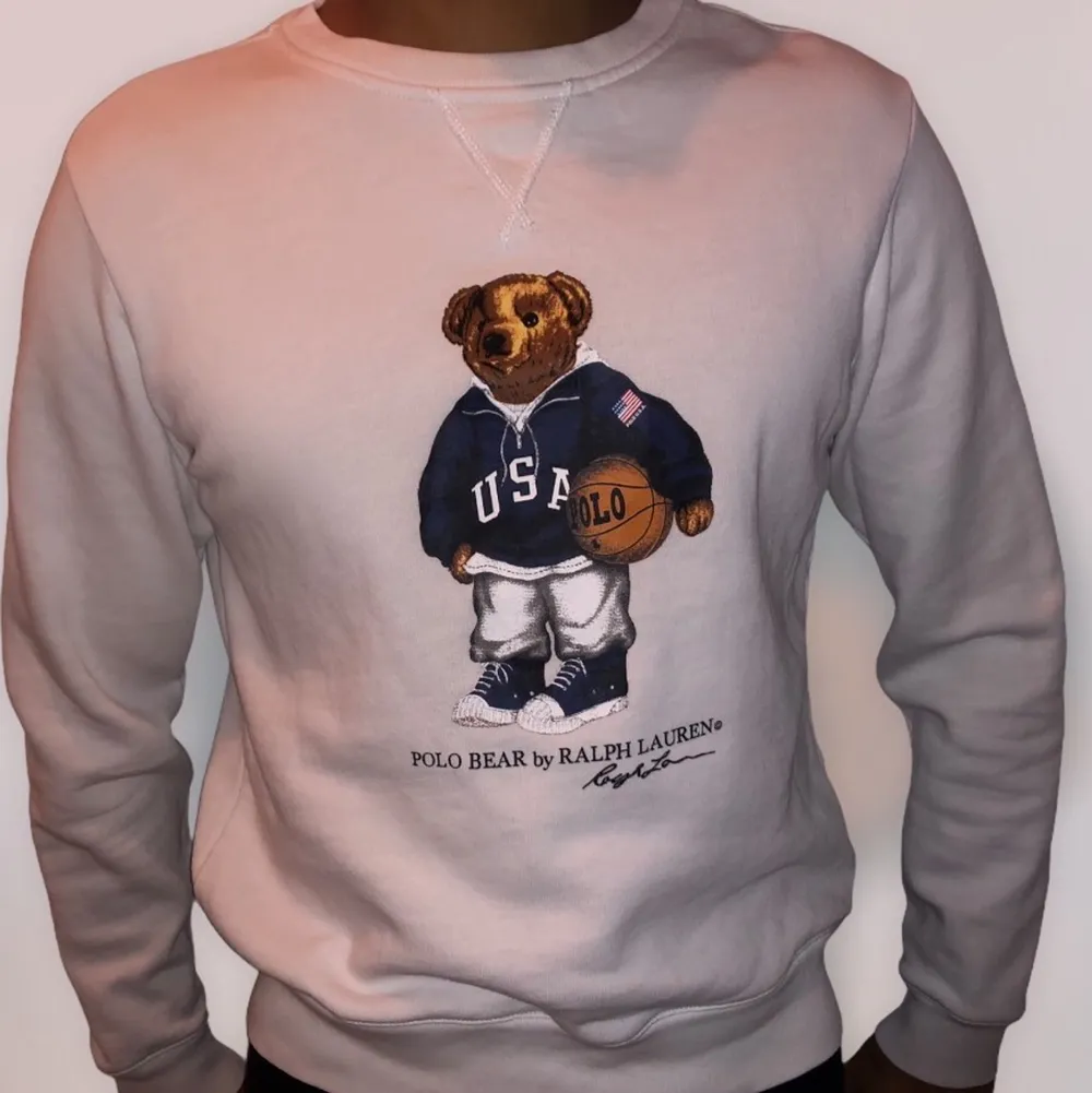 Äkta Ralph Lauren tröja med teddy bear edition trycket på. Använd fåtal gånger dock jättefint skick. Storlek M. . Tröjor & Koftor.