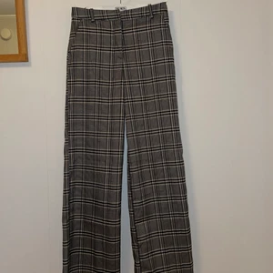 Rutiga byxor  - Raka byxor som är tajtare i midja/rumpa och blir bredare ner med benet (ej bootcut), från Hm