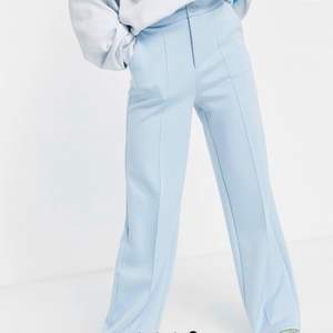 Jättafina ljusblåa kostymbyxor i strl XS! Köpta för 199kr, säljer för 70kr 💙