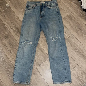 Jeans - Jeans från zara i stl. 38, jättebra passform i midjan men kommer inte till användning längre så bättre att någon annan kan få använda istället💞 frakt: 79kr
