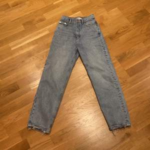 Jag säljer dessa väldigt fina jeans från Ginatricot då dem har blivit för små. Dem är i väldigt bra skick. Originalpris: 600 kr. Mitt pris är 230 kr.