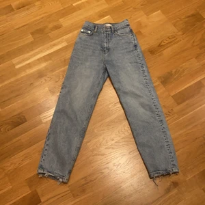 jeans - Jag säljer dessa väldigt fina jeans från Ginatricot då dem har blivit för små. Dem är i väldigt bra skick. Originalpris: 600 kr. Mitt pris är 230 kr.