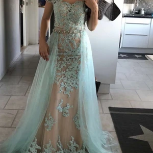 Festklänning - En riktig fin och underbar festklänning i en väldigt unik och fin färg, den är andvänd några timmar alltså är den i vädigt bra stick, nypris 7500 men säljer den för 2300, kom dm för fler frågor