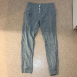 Grå highwaisted mjukisbyxor  - Jättefin grå highwaisted mjukisbyxor som jag aldrig använt eftersom den var för liten.