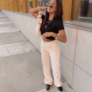 Jeans - Säljer nu dessa jeans från Pull and bear, sitter super snyggt och har ett vitt ben och ett beiget ben. 💗💗💗