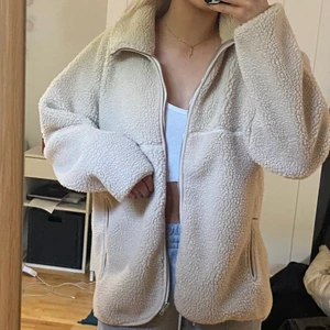 Teddyjacka - Teddyjacka använd en gång, storlek XS men väldigt oversized i storleken. Jag på bilden är 172🥰