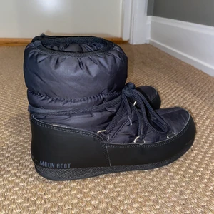 Moonboots svarta - Säljer nu mina superfina svarta moonboots i strl 39! De är endast använda Max 5 gånger och är därför helt i nyskick. De är vattentäta och supervarma och sköna till vintern! Ord. Pris 2200kr💕