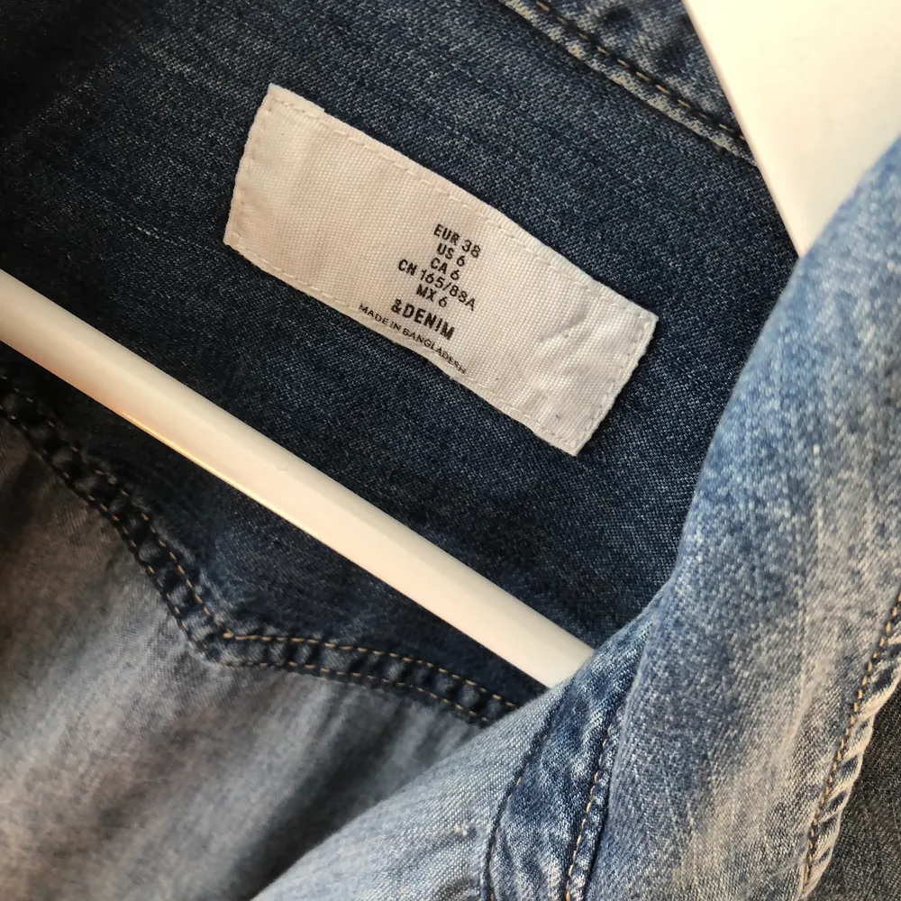 Hej, jag säljer denna lite oversized jeans skjortan pg av att den inte kommit till användning 💗 Den är helt oanvänd, bara testad! Köparen står för frakten! Skriv gärna om ni är intresserade 💗. Skjortor.