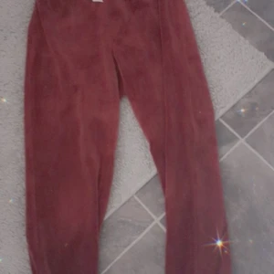 Lindex  - Som ni ser så säljer jag en jätte fin byxa,från lindex i storlek 146 till 162 som går på 11 till 12 åringar❤inget fel med den,jätte bra skick💞 tar emot kontanter