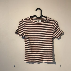 Randig t-shirt - Jag säljer denna ribbade randiga t-shirt från h&m i storlek S för att den inte kommer till användning💙 Säljer den för 15 kr+frakt🦋 
