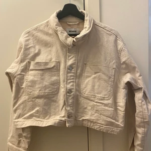 Weekday-jacka - Croppad beige jacka inköpt från Weekday. Använd men som ny! 