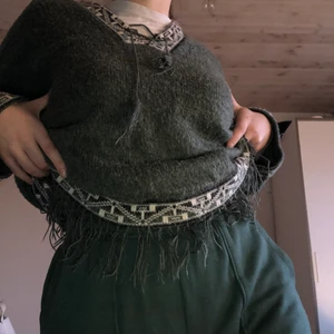 Skitcool kofta - Supercool kofta gjord av alpacka ull! Jätte härligt plagg som är lite indie och verkligen unikt! Den är varm och skön vilket passar nu och detaljerna ger den en helt egen edge😋