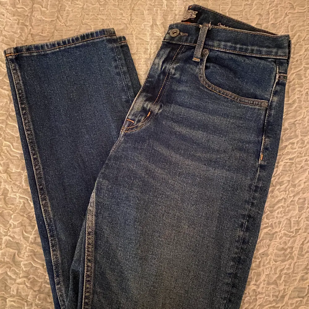 Mörkare blåa jeans frön Jeansbolaget. Length and waist - 28.  De är använda men i mycket bra skick. Kontakta mig vid frågor eller intresse. Köparen står för frakt.🤍. Jeans & Byxor.