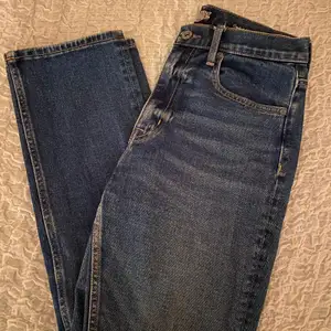 Mörkare blåa jeans frön Jeansbolaget. Length and waist - 28.  De är använda men i mycket bra skick. Kontakta mig vid frågor eller intresse. Köparen står för frakt.🤍