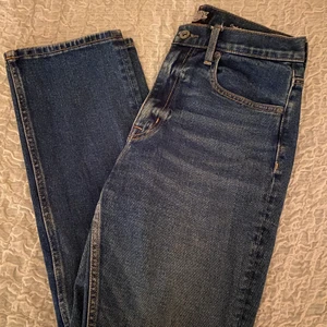 Blå Jeans  - Mörkare blåa jeans frön Jeansbolaget. Length and waist - 28.  De är använda men i mycket bra skick. Kontakta mig vid frågor eller intresse. Köparen står för frakt.🤍