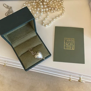Maria Nilsdotter halsband - Pierced heart necklace i silver, 40cm, sparsamt använt, slutsålt! Har bud på 3000kr