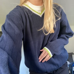 Mörkblå tröja  - Snygg mörkblå tröja med blå och vita kanter vid halsen och kanterna av armarna, köpt på secondhand, super skön 💙💚🤍