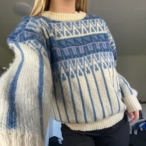 Stickad tröja - Supermysig stickad tröja köpt secondhand ☁️