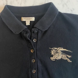 Burberry piké  - Piké från Burberry (London)  i strl M. Passar mer som en xs/s! Äkta givetvis. Använd väl, dvs i acceptabelt skick, dock inga defekter 🕺🏻