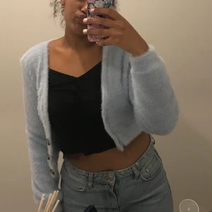 Fluffig kofta från bershka storlek M - Fluffig kofta från bershka, Använd en gång,säljer pågrund av att den är lite för liten för mig så att den är som ny🥰