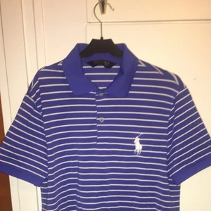 Ralph Lauren Polo tröja riktigt skön - Man kan använda den hära polon över långärmade tröjor för att fixa sköna outfits o sånt