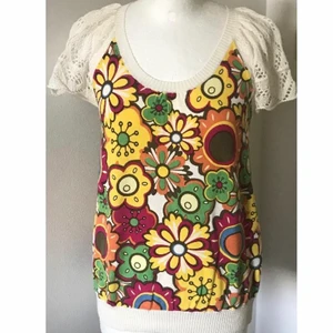 topp med prints Strl M - Storlek M från märket Only. Köpt sent 90-tal/tidigt 2000-tal. Möts endast upp (stockholm) 👾