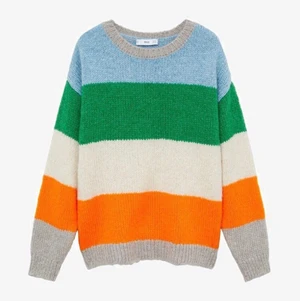 Stickad tröja - Köpt för ett år sedan. Något nopprig, syns på andra bilden. Köpt för 399kr 💞 Frakt: 48kr (ej spårbar) / 66kr (spårbar) 