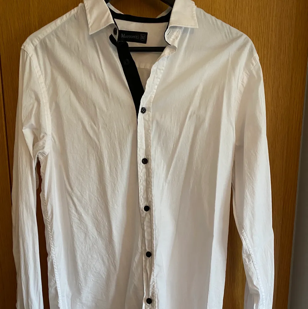 Fin vit skjorta från Marccetti, storlek L men känns mer som en M. Använd endast ett par gånger. . Skjortor.