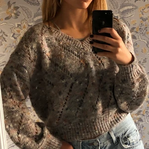 Stickad tröja - Stickad tröja i storlek XS. Sitter lagom oversized på mig som vanligtvis har S 