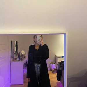 Kappa - Köpte denna för några år sedan och är knappt använd. Den är ganska tunn så det är en kappa mer anpassad för lite varmare väder. Fina detaljer och sitter väldigt bra💕