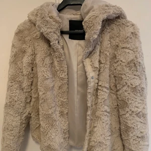 Fluffig jacka - Fluffig beige jacka ifrån vero moda, inte alls använd mycket så inga slitagetecken, storlek S men passar även mindre och större storlekar
