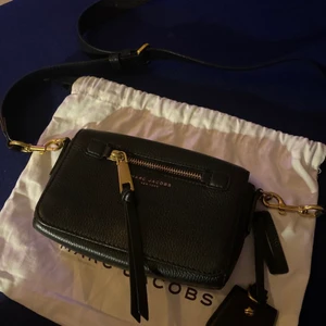Marc Jacobs  - Marc Jacobs väska + dustbag. Seriösa köpare tack . Snabb affär  Bjuder på frakten  