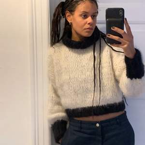 Hand knitted off-white cropped knit sweater in mohair. Contrasting black edges. 100% pure perendale wool from new zealand