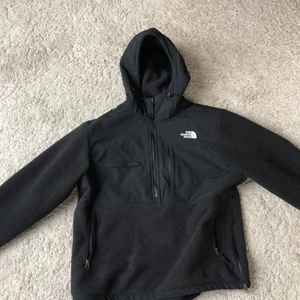North face DENALI 2 ANORAK  - Hej jag säljer nu min North Face fleecejacka i mycket bra skick. Storlek: L Nypris - 1549kr