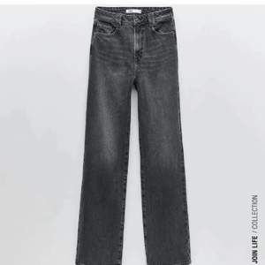 Säljer nu dessa jeans från zara i storlek 40 ( små i storleken så passar nog 38 också). Säljs då de inte används längre och tror någon annan hade haft mer användning för de! De är i bra skick💕 Hör av er vid frågor!