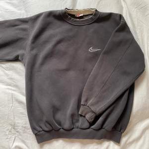 Nike vintage tröja i strl L. Lite sliten vid kragen men inget som syns på. Frakt tillkommer☺️