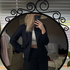 Marinblå skjorta  - Aldrig använd med prislapp kvar! Snygg att ha som vanligt skjorta men också att dra över ett plagg.