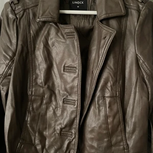 Lindex skinnjacka brun st 36 - Super snygg o lite annorlunda skinnjacka 