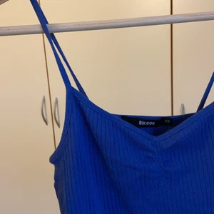 Mörkblå topp💓 - Mörkblått linne från bikbok, croppad och med scrunchad detalj vid bröstet. I fint skick, ribbat tyg💓