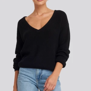 V ringad tröja - Super fin och basic svart deep v ringad stickad tröja från Nakd. Nypris 309kr säljer för 150kr. Tröjan är i nyskick. Man kan även ha den off shoulder. 