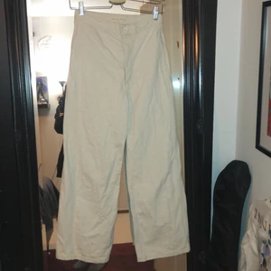 Levis Ribcage Wide Leg Crop Jeans - Säljer nu mina Levi’s wide leg crop jeans då de är för korta för min smak! De är använda högst 2-3 gånger och är helt felfria! Kan göra paketpris vid köp av flera kläder! Och kan såklart samfrakta! 