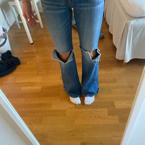 Utsvängda jeans  - Utsvängda jeans med hål super snygga älskar hålen, från ett bra märke så väldigt bra pris😽😽kan mötas upp eller skickas köpare står för frakt💋💋💋