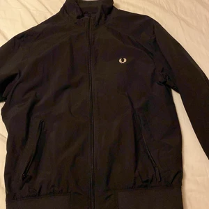 Fred perry  - Säljer denna fred perry jackan, väldigt fin! Har ett hål som jag sytt ihop! Läggs inget märkte till det alls.