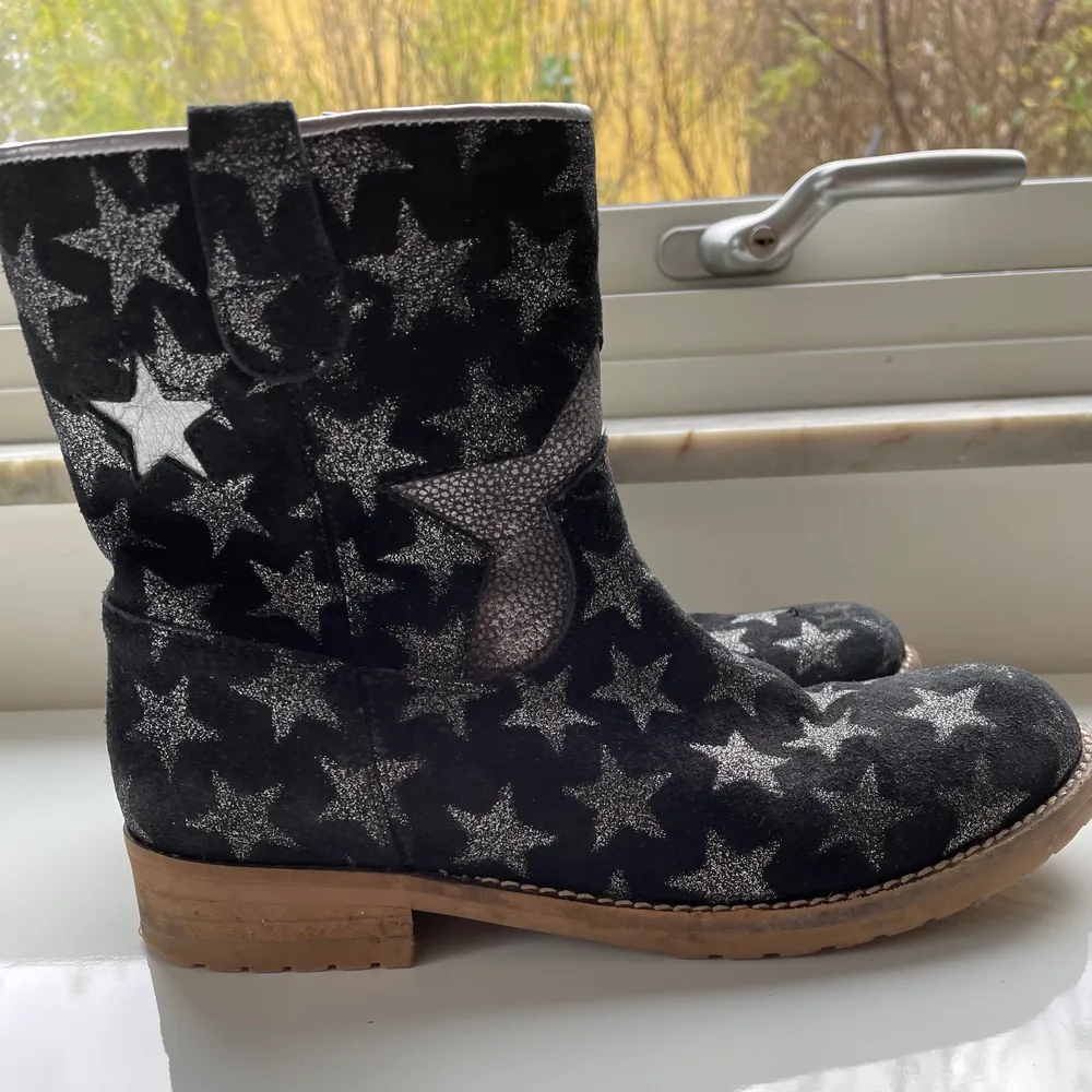 Ascoola boots med stjärnor från HIP shoe style! Säljer dessa då dem är försmå men är i bra skick. Köparen står för frakt💓 Kan mötas upp norr om Stockholm eller frakta. Skor.