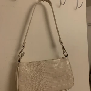 väska - väska från ginatricot! använd men den har inga defekter , den är som en ny väska!  köpte för 299kr! köparen står för frakten💖