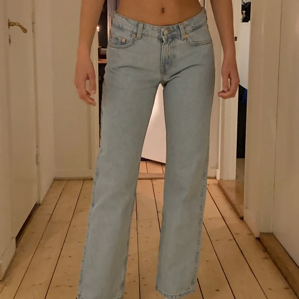 Jättefina, lågmidjade jeans från Weekday med raka ben. Modell: arrow.  Lappar kvar, helt oanvända. 400 kronor plus frakt 66 kr.. Jeans & Byxor.