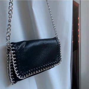 Väska - säljer min väska från tiamo i den minsta storleken, S! som ny, nästan aldrig använd! 200kr 💛 buden är utan frakt! LÄGG BARA BUD LM NI VERKLIGEN KAN OCH VILL KÖPA! 